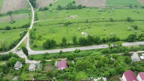 Спуск вниз воздушный снимок жилой сельской местности с оживленной дороге рядом с — стоковое видео