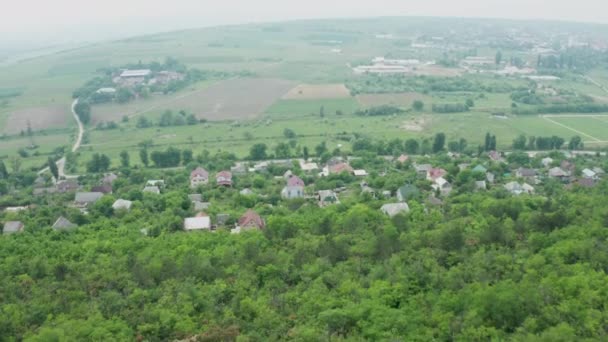 Красива житлова сільська місцевість поруч з лісом — стокове відео