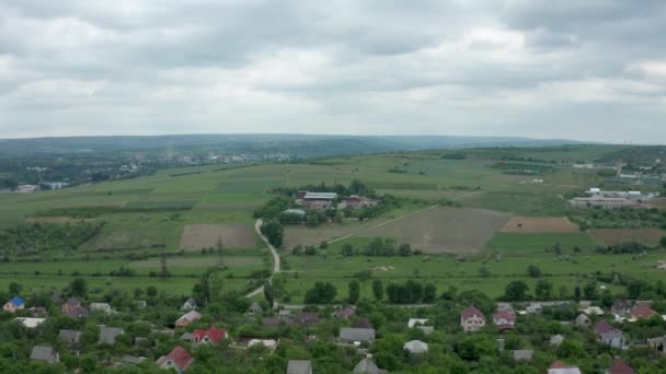 У похмурий літній день, що літає над житловим сільським районом — стокове відео