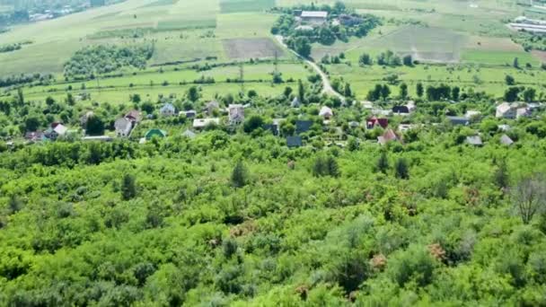 Bella zona residenziale rurale con una foresta nelle vicinanze — Video Stock