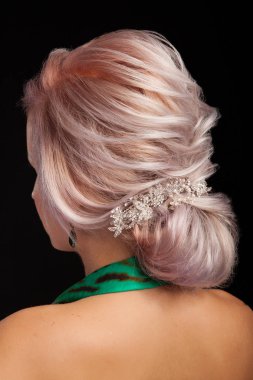 Stüdyo arka plan üzerinde modern coiffure nd saç aksesuarları ile güzel genç gelin in arka görünümü