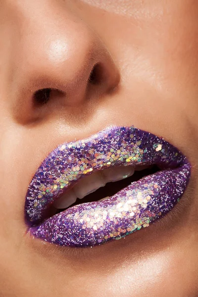 Shot van mooi meisje met paarse lippenstift en zilver glitter — Stockfoto