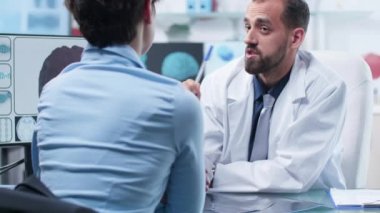 Hasta bir 3D beyin simülasyonu gösteren tıbbi bilim adamı omuz çekimi üzerinde