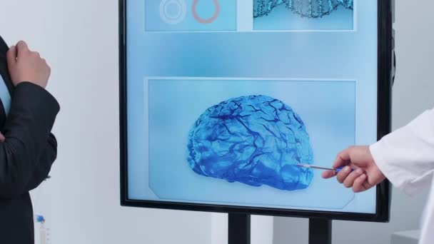 Imagens de perto da mão do cientista apontando para uma simulação de cérebro 3D — Vídeo de Stock