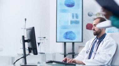 Bir hemşire doktoruna laboratuar sonuçları getiriyor