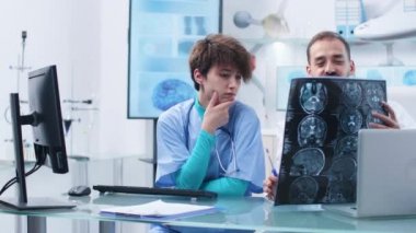 Beyaz doktor ve genç hemşire MRI taramaları analiz
