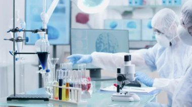 Tüm bilim adamları bazı deneyler yapıyor