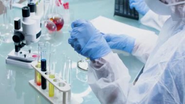 Yüksek güvenlik laboratuarında çalışan araştırmacı
