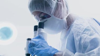 Bir mikroskop aşağı bakarak bilim adamı kadın düşük açı çekim