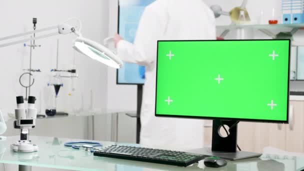 現代の実験室の緑色のスクリーンモニターでショットをズームイン — ストック動画