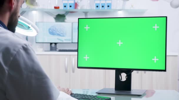 Πάνω από τον ώμο του επιστήμονα που δουλεύει στον υπολογιστή της πράσινης οθόνης — Αρχείο Βίντεο