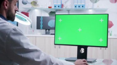 Yeşil ekran mock-up ile bilgisayarda çalışan doktor çekim zoom