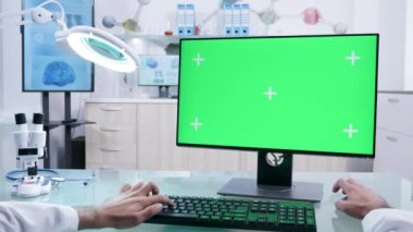 Mock-up yeşil ekran bilgisayar üzerinde çalışan erkek doktor eller