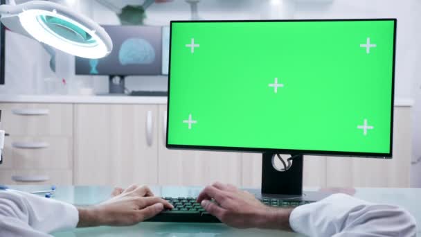POV disparo de las manos del médico escribiendo en el ordenador con pantalla verde — Vídeos de Stock