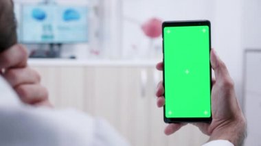 Yeşil ekran mock-up ile bir telefon tutma