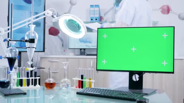 Monitor con maqueta de pantalla verde en instalaciones de investigación de alta seguridad — Vídeo de stock