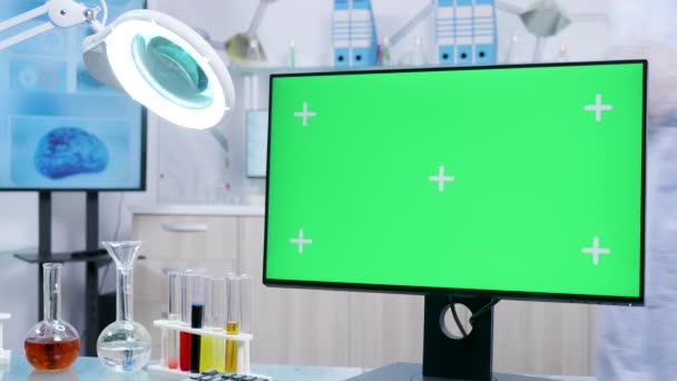 Statisch schot van scheikundige Bureau met een groen scherm mock-up Desktop PC — Stockvideo