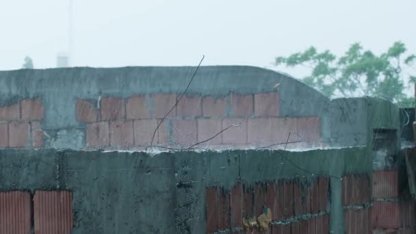 Kraftigt regn som strömmar över en byggnad i contruction — Stockvideo