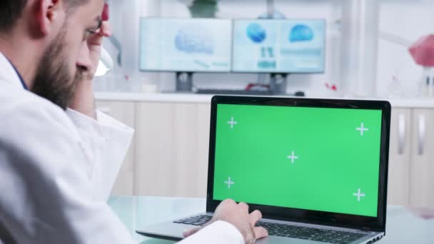 Zoom en disparo en el ordenador portátil con pantalla verde maqueta — Vídeo de stock