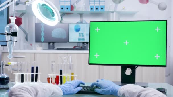 Снимок руки ученого на компьютере с зеленым экраном — стоковое видео