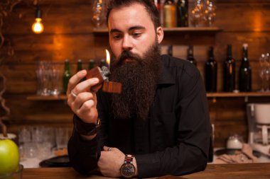 Yakışıklı genç barmen hafif onun özel ile oynamak.