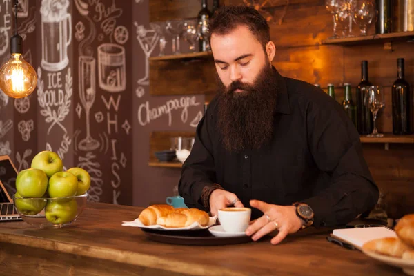 Barman guapo detrás de una barra con un café preparado . —  Fotos de Stock