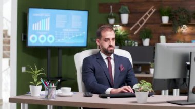 İş adamı bilgisayarda ofis tiplerinde tek başına işe erken