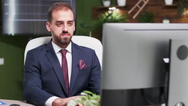 Selbstbewusste Büroangestellte tippt am Computer und lächelt — Stockvideo