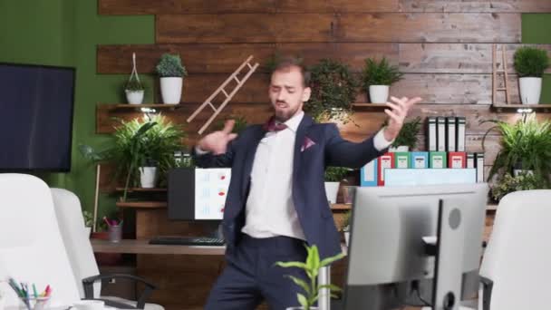 Boldog vállalati munkás táncok egyedül az irodában — Stock videók