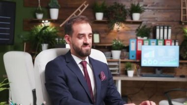 Bir e-posta yazan genç ofis çalışanının görüntüsünü büyüt