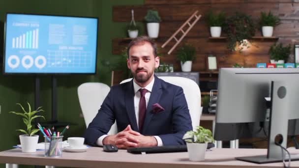 Portrait of young entrepreneur smiling to the camera — Stock Video