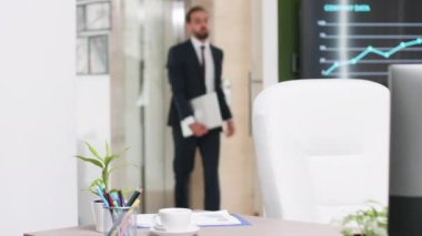 Şirket kurma şirketinin genç CEO 'su işe önce gelir.