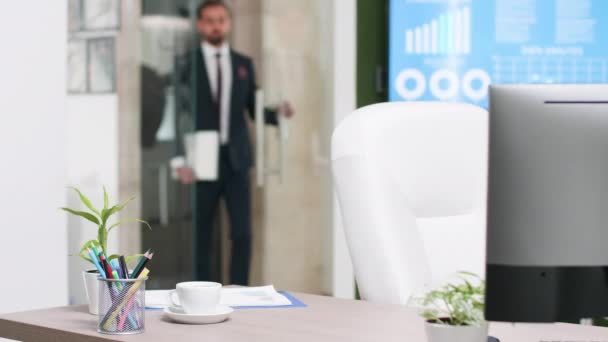 İş elbisesi giyen erkek ofise giriyor — Stok video