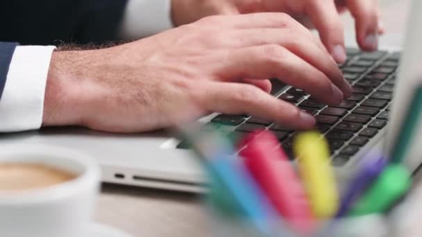 Primer plano plano de manos masculinas trabajando en la computadora — Vídeo de stock