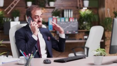 Telefonda çığlık atan öfkeli ve stresli işadamının yavaş çekim görüntüleri