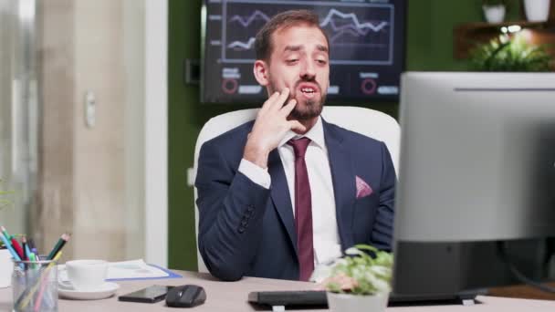 Homme d'affaires dans un bureau moderne ayant un convertisseur d'appels vidéo — Video