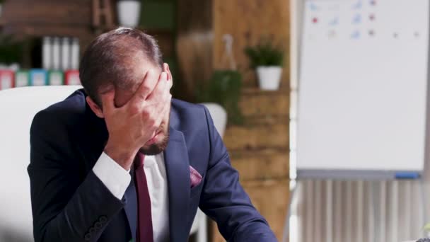 Unavený, deprimovaný a vyčerpanej obchodník sám v kanceláři — Stock video