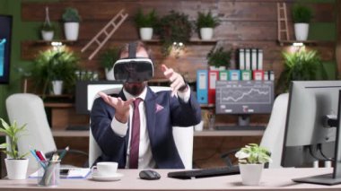 Artırılmış gerçeklik kulaklığı takan işadamı