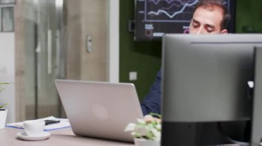 Modern ofiste genç yönetmenin işyerinden ayrılırken çekilen Dolly fotoğrafı