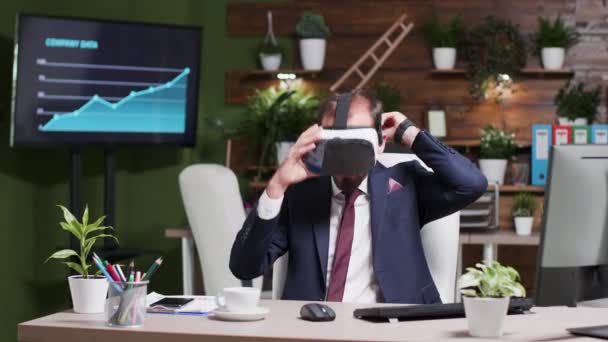 Businessman mette un visore VR e prova la realtà virtuale — Video Stock