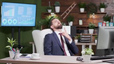 Uzun saatler süren çalışmadan sonra işadamı fikir arıyor