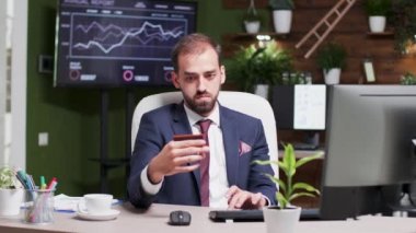 Kafkas erkek kurumsal işçi bilgisayara kredi kartı bilgilerini girer