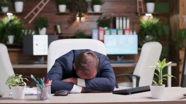 Zakenman slaapt met zijn hoofd op het Bureau — Stockvideo