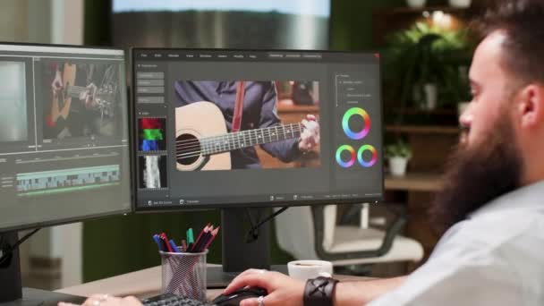 Schermi di redattore video professionale e colorista — Video Stock