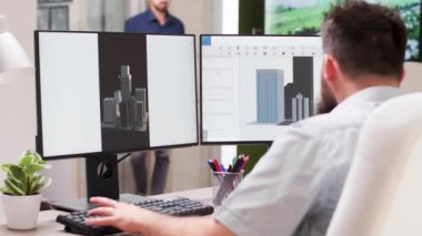 3d tasarım ofisinde sakallı mimar yeni bina prototipi üzerinde çalışıyor
