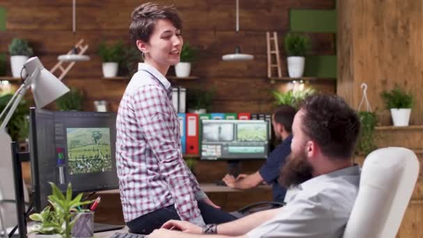 In creatief bureau meisje lacht bij collega grappen — Stockvideo