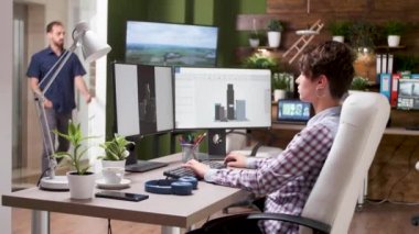 Genç bayan tasarımcı Cad yazılımı kullanıyor