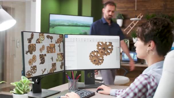 Mediana toma de arquitectos femeninos y masculinos hablando de nuevo diseño de engranajes — Vídeos de Stock