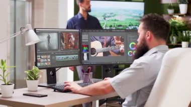 Kıdemli editör kameraman geliyor ve proje hakkında konuşuyoruz