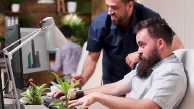 Yeni binaları tartışmak için 3d yazılım kullanarak mimarlarDolly atış